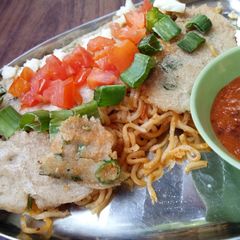 A picture of Noodles stuffed oats wraps.