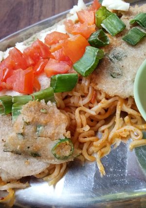 A picture of Noodles stuffed oats wraps.