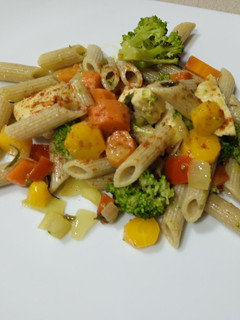 Una foto de Macarrones integrales con pollo y verduras