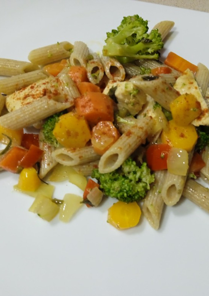 Una foto de Macarrones integrales con pollo y verduras