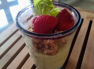 Una foto de Postre Mousse de Aguacate y frutos secos