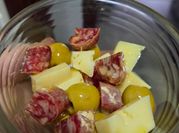 Una foto de aperitivo con fuet