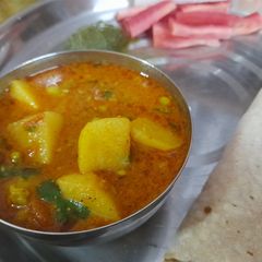 A picture of Aloo matar.