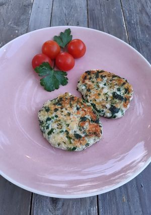 Una foto de Hamburguesas de pollo, queso y espinacas