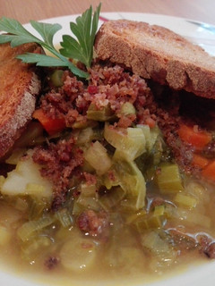 Una foto de Sopa paisana con bacon crujiente en polvo