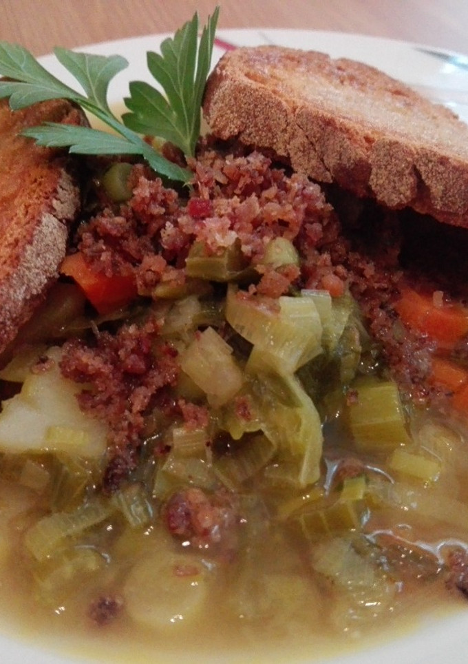 Una foto de Sopa paisana con bacon crujiente en polvo