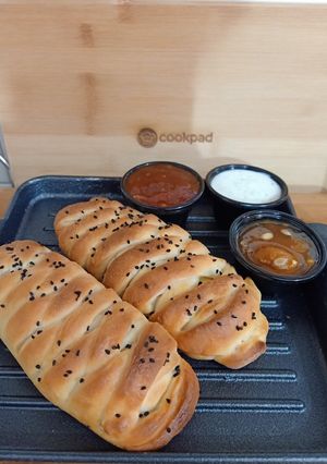 A picture of Chicken cheese bread.