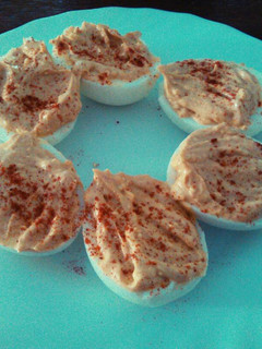Una foto de Huevos rellenos picantes