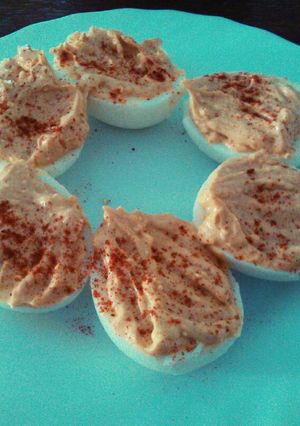 Una foto de Huevos rellenos picantes