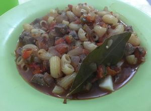 Una foto de Guiso de fideos codito con Carne