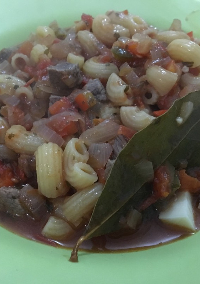 Una foto de Guiso de fideos codito con Carne