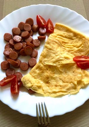 Tojás omlett, sült virslivel recept fotója