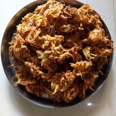 A picture of Onion bhajis.
