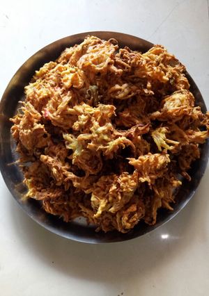 A picture of Onion bhajis.