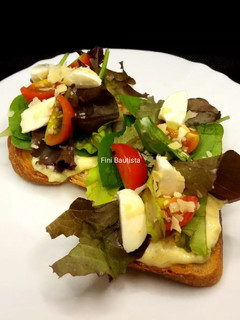 Una foto de Tostadas con salsa tártara