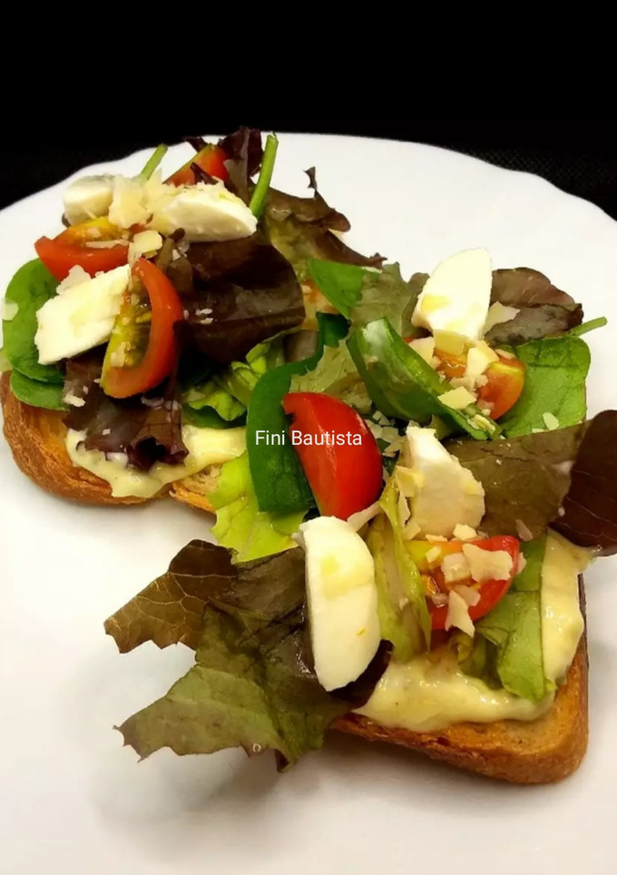 Una foto de Tostadas con salsa tártara