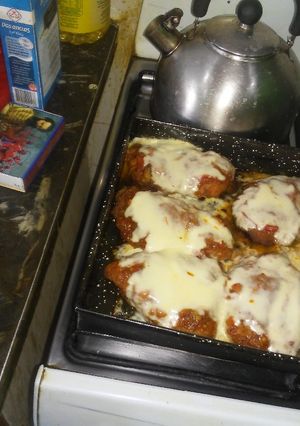 Una foto de Milanesas de pollo a la napolitana con fideos