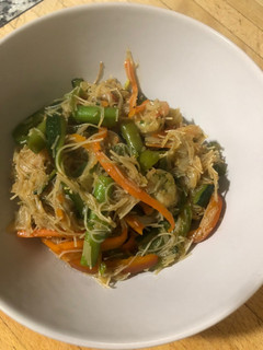 Una foto de Wok fideos chinos con gambas y verduras