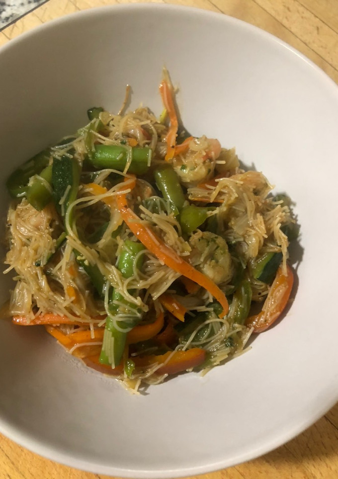 Una foto de Wok fideos chinos con gambas y verduras
