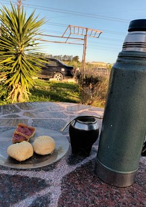Una foto de Pancitos rellenos para el mate💖