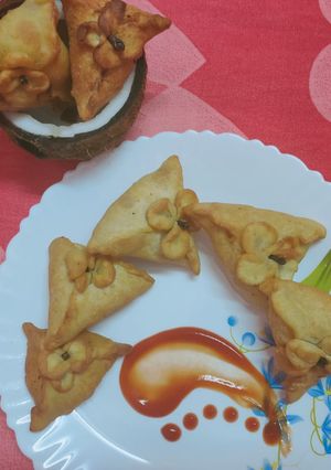 A picture of Coconut namkin somosa.