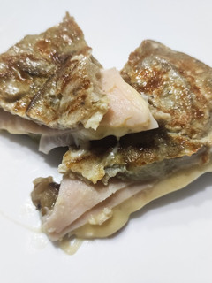 Una foto de Tortilla de berenjenas con pavo y queso