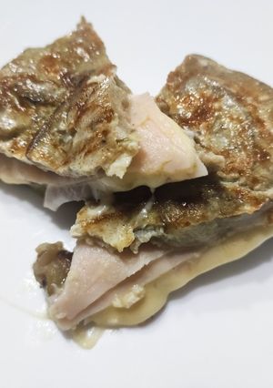 Una foto de Tortilla de berenjenas con pavo y queso