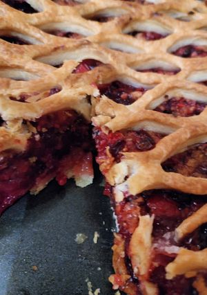 Una foto de Pastel de arándanos rojos y nueces