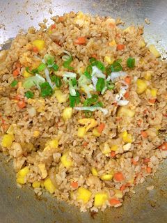 「親子」夏日清爽鳳梨蝦仁豬肉炒飯 的食譜成品照片
