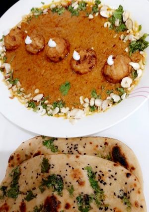 A picture of Arbi kofta with aata naan.