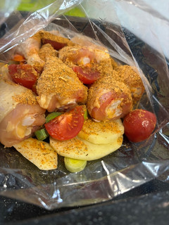 Una foto de Pollo a la provenzal con verduras y patatas al horno