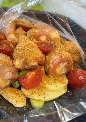Una foto de Pollo a la provenzal con verduras y patatas al horno