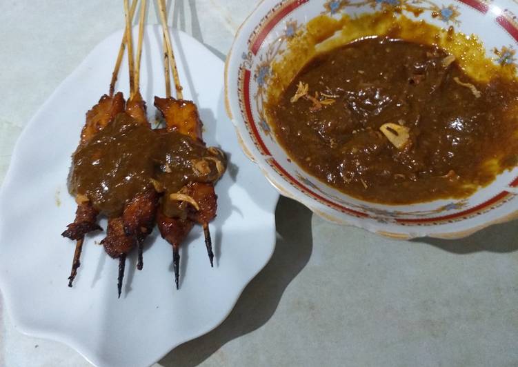 Sate ayam kuah kacang ala vini