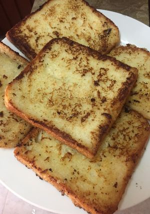 A picture of French Toast.
