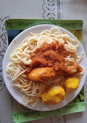 Una foto de Tallarín con pollo