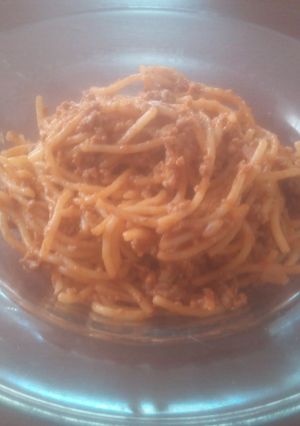 Una foto de Spaghetti rojo con carne "Delicioso"
