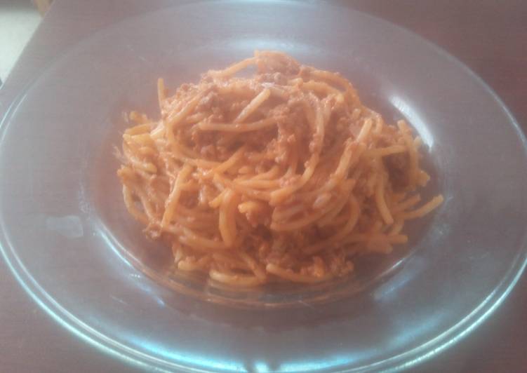 Spaghetti rojo con carne "Delicioso"