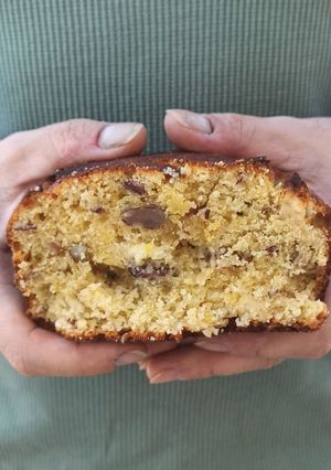 Una foto de Bizcocho de limón, almendras y chocolate blanco. ¡Sabor intenso!