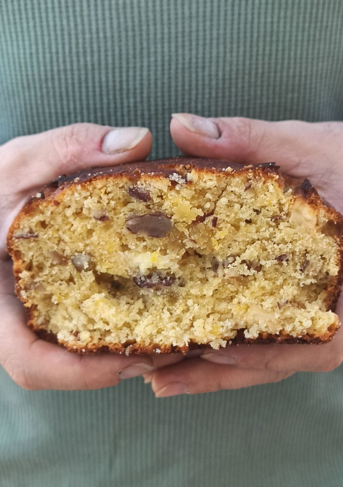 Una foto de Bizcocho de limón, almendras y chocolate blanco. ¡Sabor intenso!