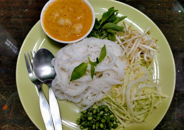 ขนมจีนน้ำยาจากเนื้อไก่