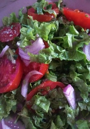 A picture of Healthy lettuce salad.