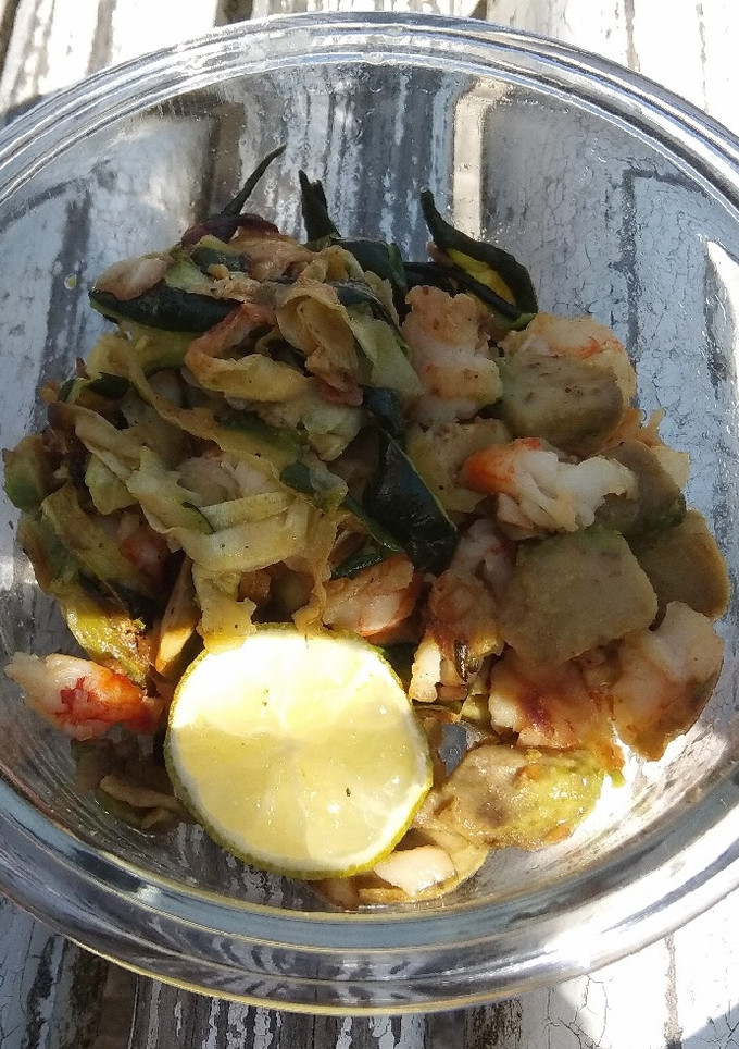 Una foto de Tallarines de calabacín con gambones y aguacate