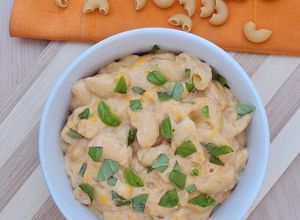 Una foto de One pot Mac' n' cheese 🇺🇸 Coditos con queso en una olla