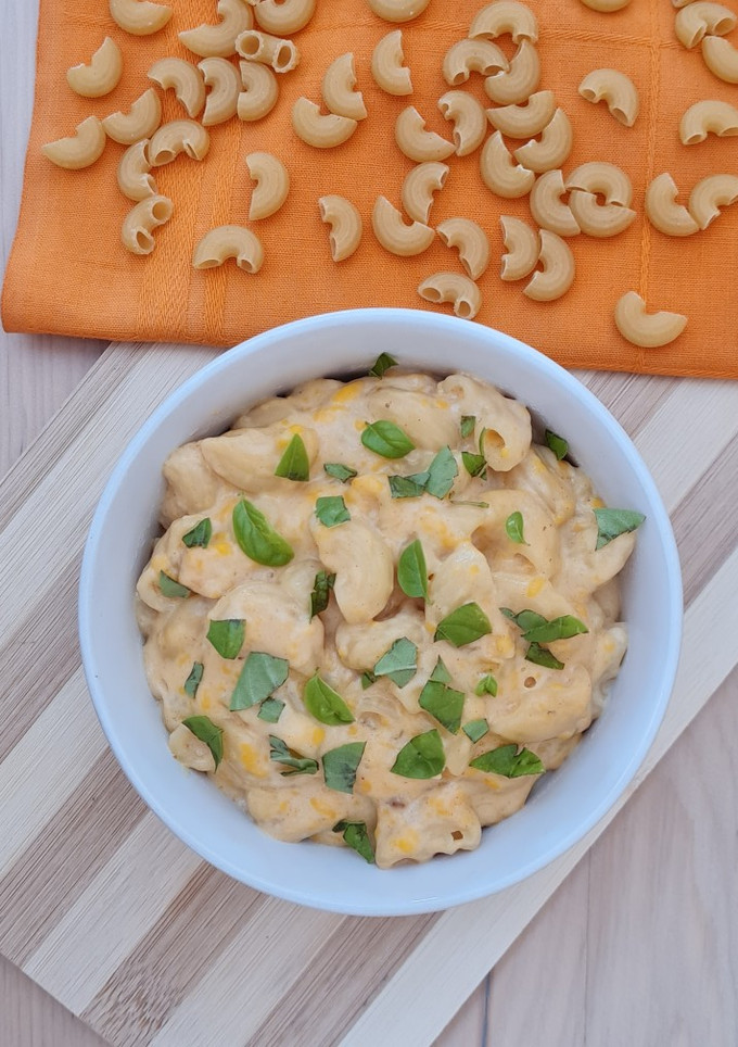 Una foto de One pot Mac' n' cheese 🇺🇸 Coditos con queso en una olla