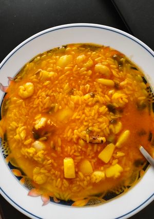 Una foto de Arroz caldoso de gambas, calamares y lomo de merluza