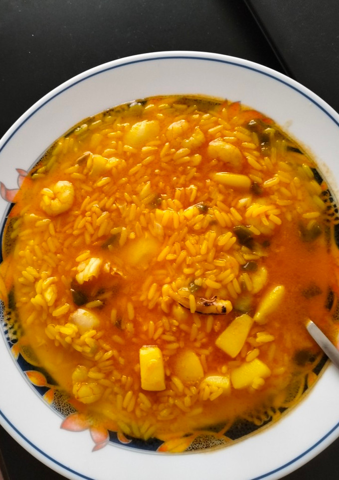 Una foto de Arroz caldoso de gambas, calamares y lomo de merluza