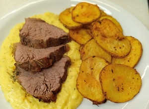Una foto de Colita de cuadril +salsa mostaza+papas chips