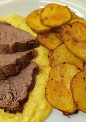 Una foto de Colita de cuadril +salsa mostaza+papas chips