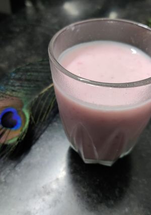 રોઝ લસ્સી (Rose Lassi Recipe In Gujarati) રેસીપી મુખ્ય ફોટો