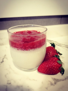 Una foto de Panacota de fresas [sin nata - saludable] Panna cotta muy fácil